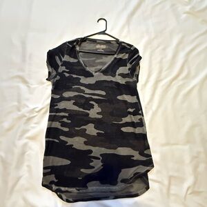 Lucky Brand Women's Gray and Black Camo V-Neck Tunic